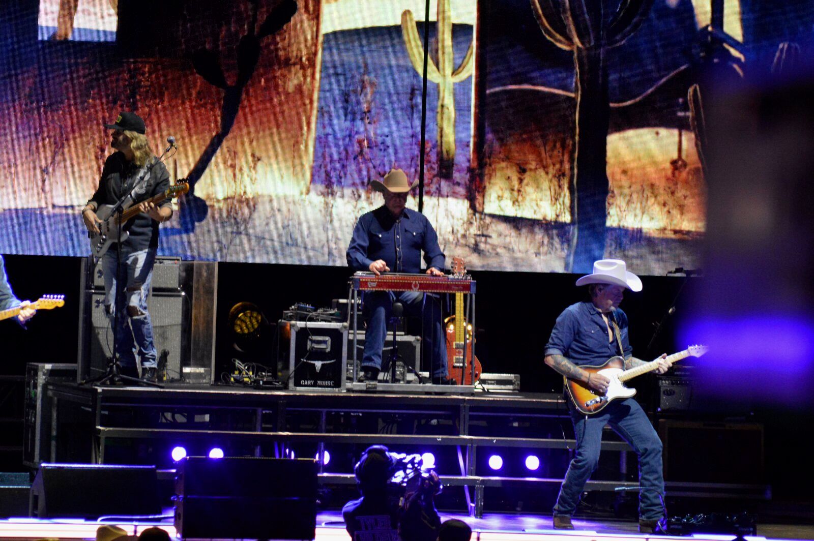 Photo Review: BROOKS & DUNN 2026 Neon Moon Tour — photo 16 of 19