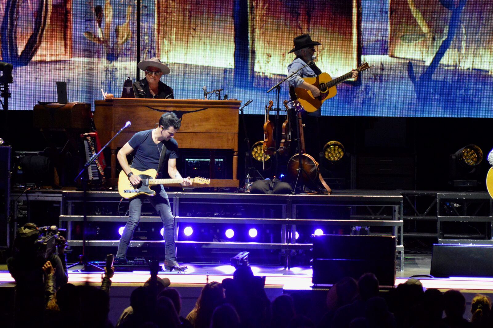 Photo Review: BROOKS & DUNN 2026 Neon Moon Tour — photo 17 of 19