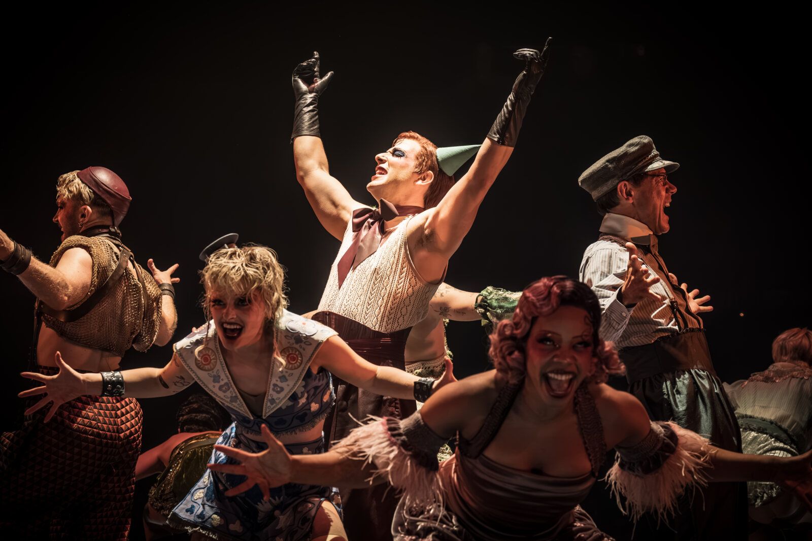 Photos: Skylar Astin and Sarah Hyland in CABARET AT THE KIT KAT CLUB in London — photo 12 of 12