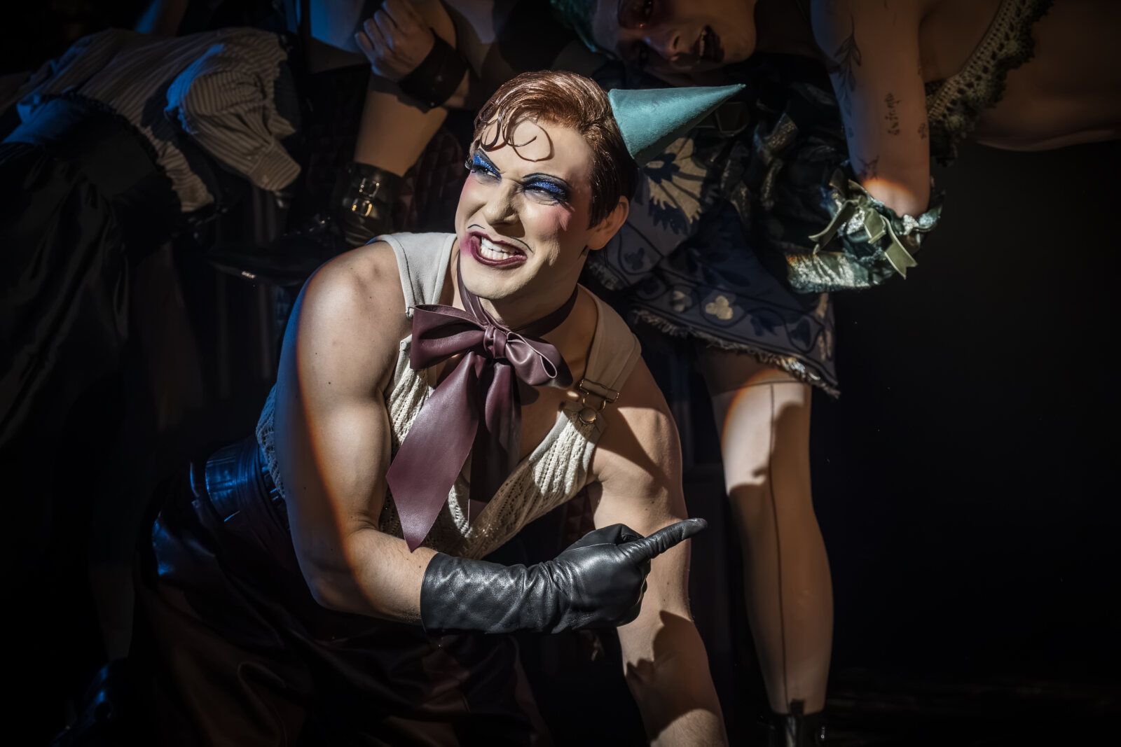 Photos: Skylar Astin and Sarah Hyland in CABARET AT THE KIT KAT CLUB in London — photo 11 of 12