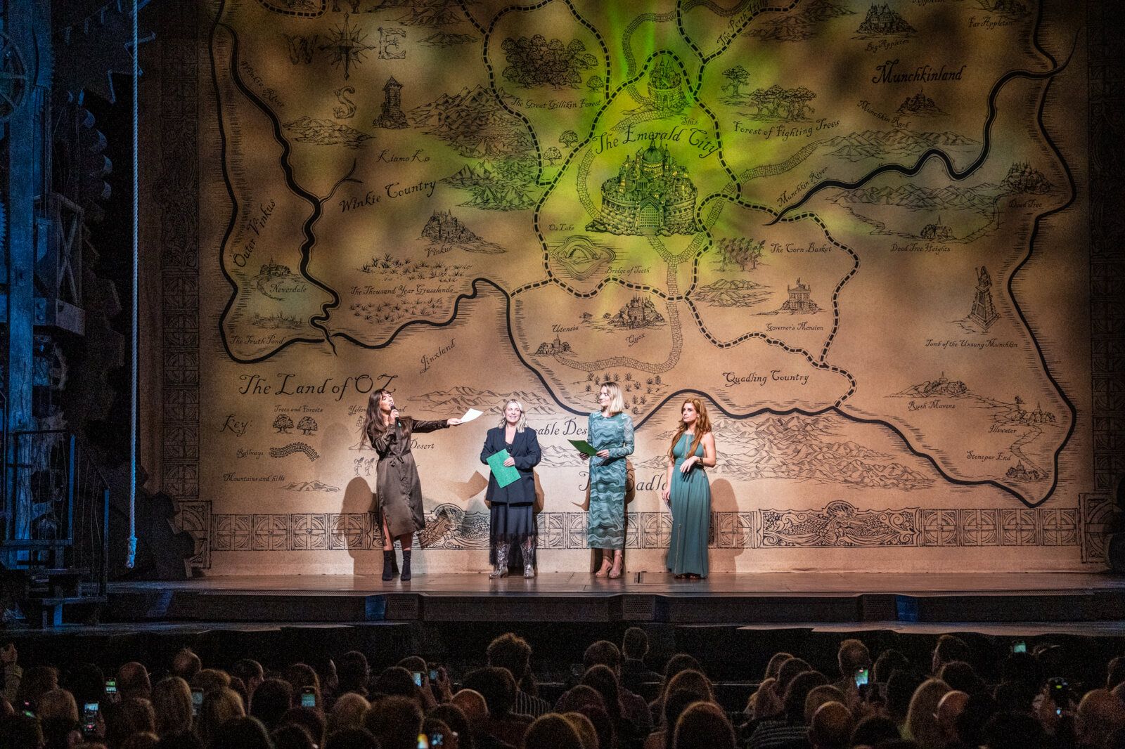 Photos: WICKED Celebrates 20th Anniversary in London With 'Pink' and 'Green' Performances — photo 3 of 36