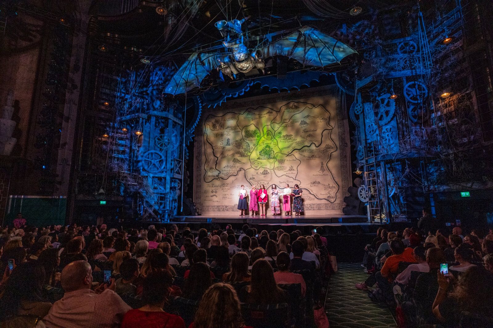 Photos: WICKED Celebrates 20th Anniversary in London With 'Pink' and 'Green' Performances — photo 10 of 36