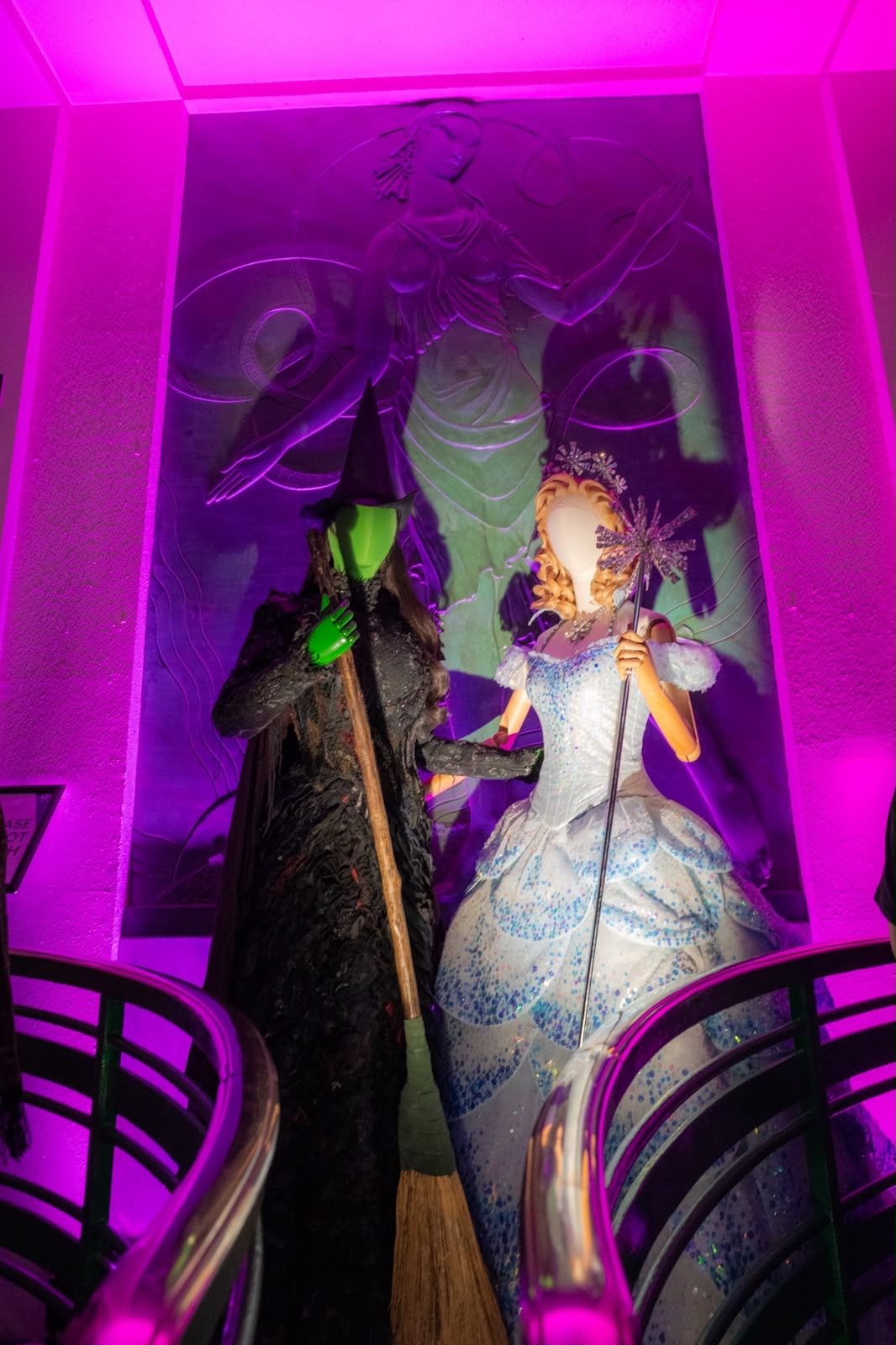 Photos: WICKED Celebrates 20th Anniversary in London With 'Pink' and 'Green' Performances — photo 14 of 36