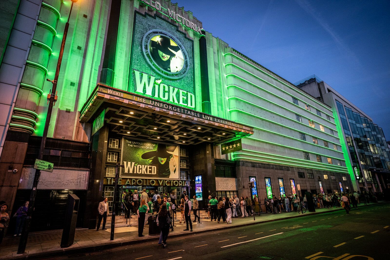 Photos: WICKED Celebrates 20th Anniversary in London With 'Pink' and 'Green' Performances — photo 15 of 36