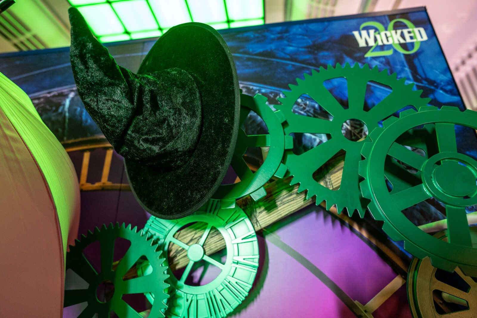 Photos: WICKED Celebrates 20th Anniversary in London With 'Pink' and 'Green' Performances — photo 5 of 36