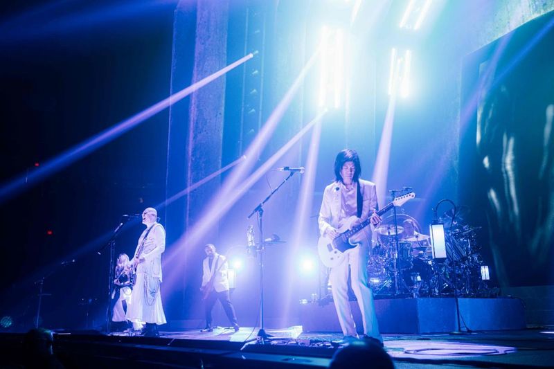 Photos: THE SMASHING PUMPKINS KICK OFF THE RATS IN A CAGE TOUR — photo 2 of 10