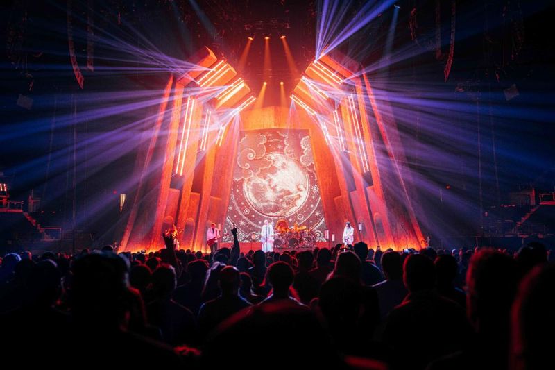 Photos: THE SMASHING PUMPKINS KICK OFF THE RATS IN A CAGE TOUR — photo 1 of 10