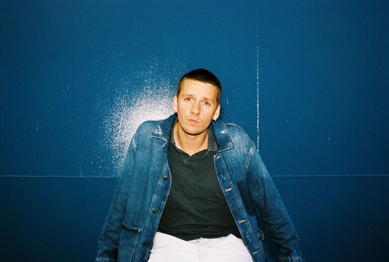 Photos: Oliver Symons Shares WAKE UP, Anthem About Love, Youth and Freedom — photo 2 of 7