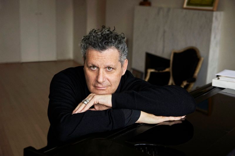 Photos: Isaac Mizrahi to Present A HOLIDAY FRUITCAKE at Cafe Carlyle — photo 3 of 8