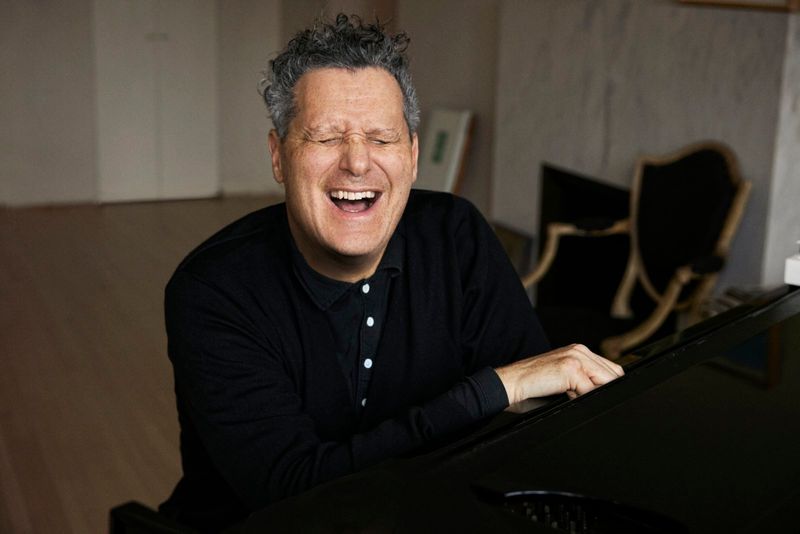 Photos: Isaac Mizrahi to Present A HOLIDAY FRUITCAKE at Cafe Carlyle — photo 4 of 8