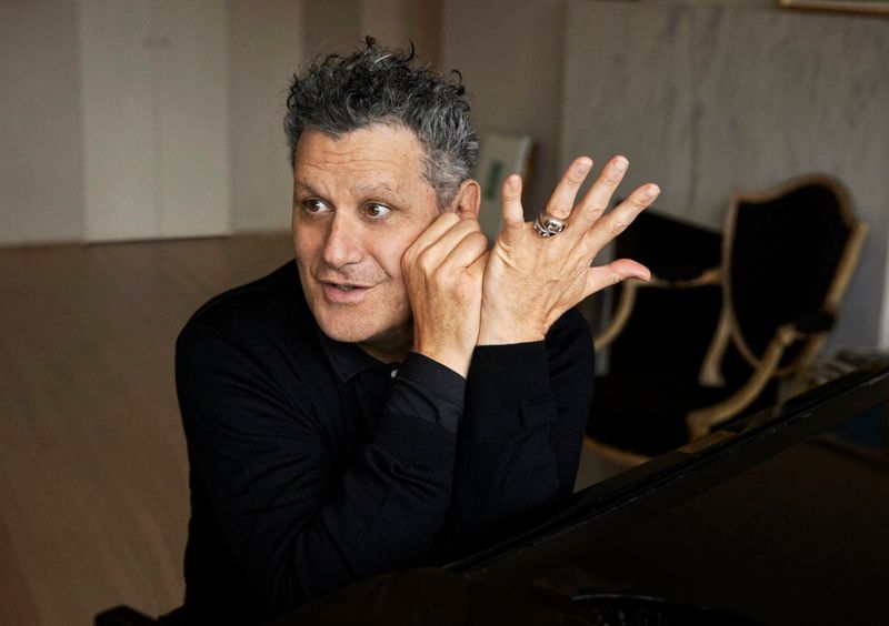Photos: Isaac Mizrahi to Present A HOLIDAY FRUITCAKE at Cafe Carlyle — photo 5 of 8