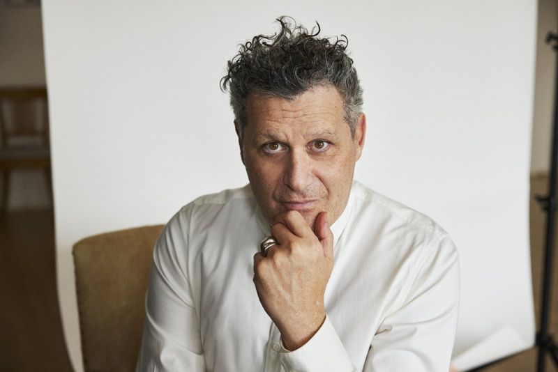 Photos: Isaac Mizrahi to Present A HOLIDAY FRUITCAKE at Cafe Carlyle — photo 2 of 8