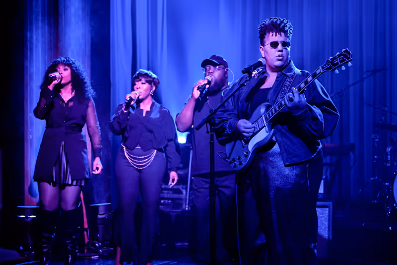 Photos: THE TONIGHT SHOW: Chris Rock, Jennifer Hudson, ALABAMA SHAKES Perform — photo 3 of 4