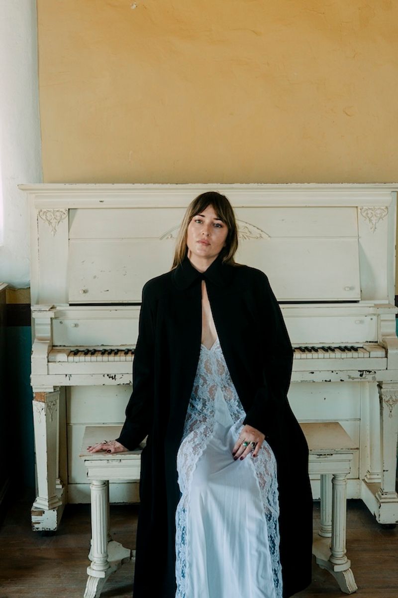 Photos: Jess Williamson to Launch 2027 Headline Tour; A MILE SOUTH OF HEAVEN Album Out Friday — photo 3 of 4