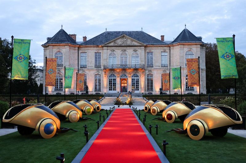 Photos: THE HUNGER GAMES: SUNRISE ON THE REAPING Stars Attend Paris Fashion Exhibition — photo 8 of 8