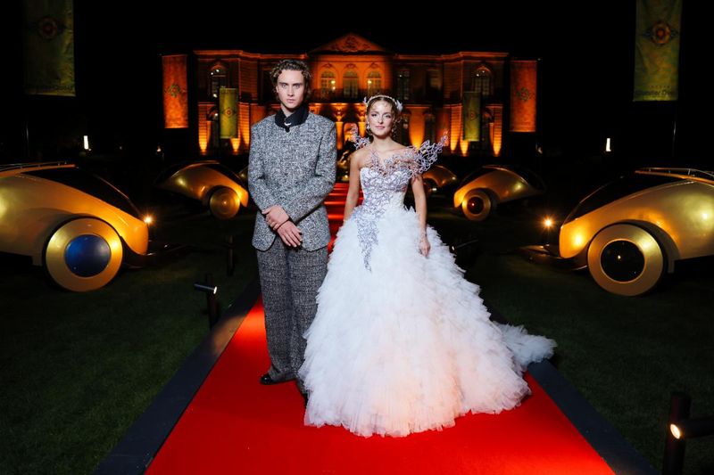 Photos: THE HUNGER GAMES: SUNRISE ON THE REAPING Stars Attend Paris Fashion Exhibition — photo 4 of 8