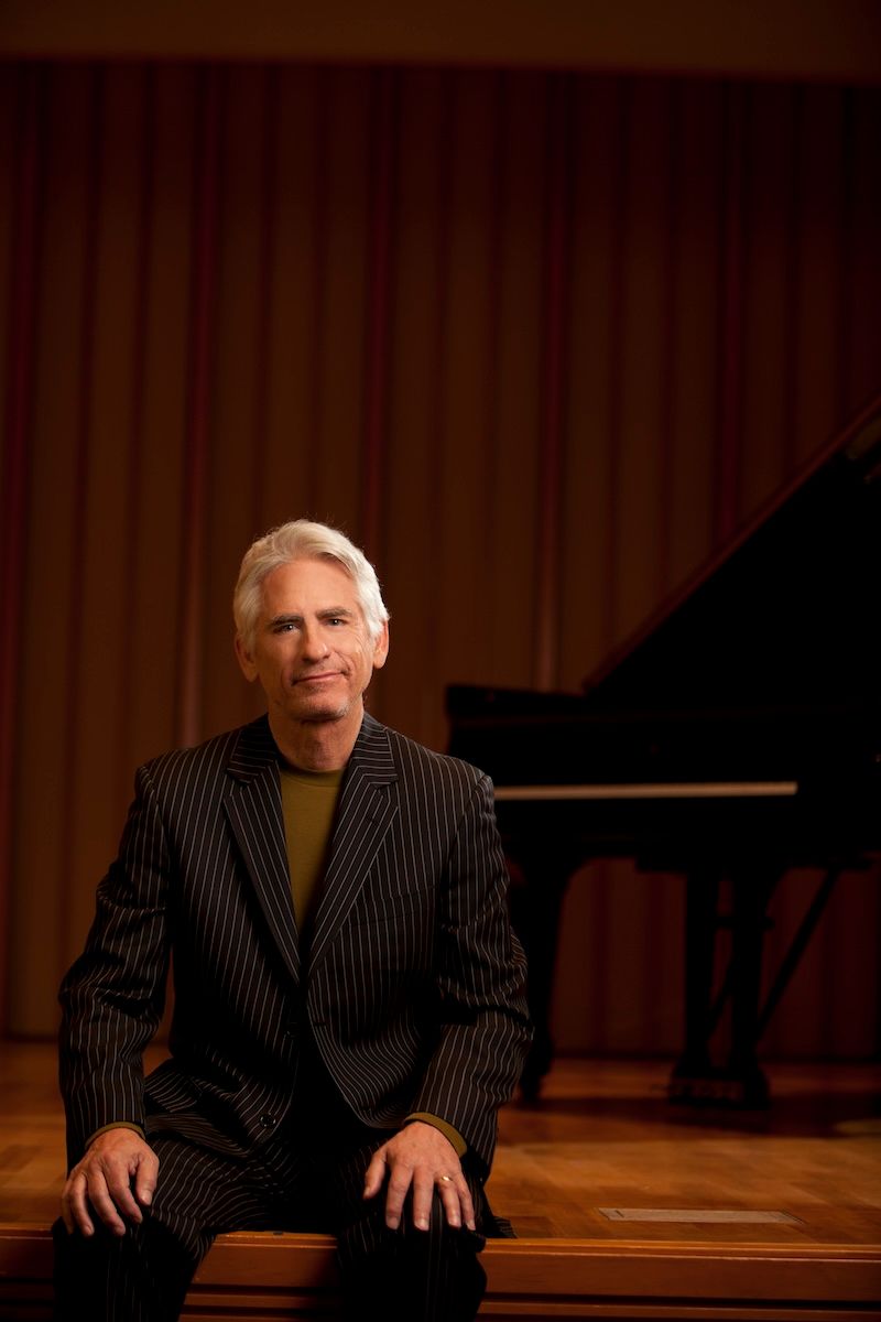 Photos: David Benoit to Conduct Vince Guaraldi Holiday Symphony 2026 Tour — photo 2 of 4