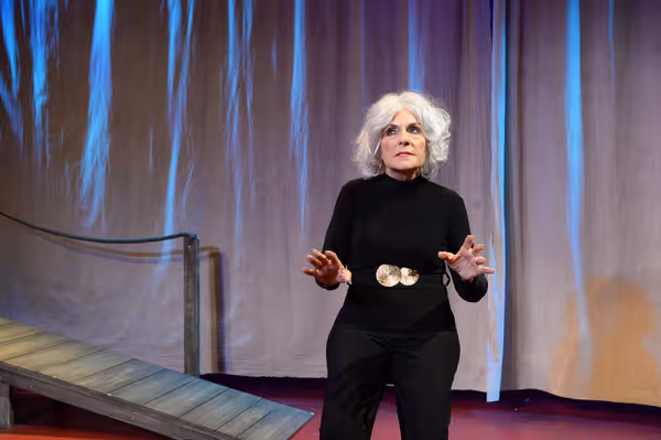 Caroline Aaron Photo