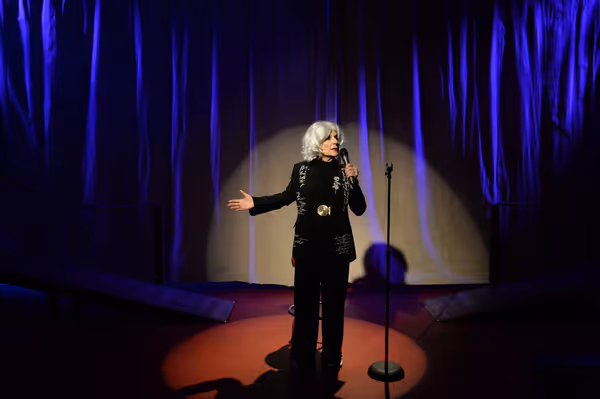 Caroline Aaron Photo