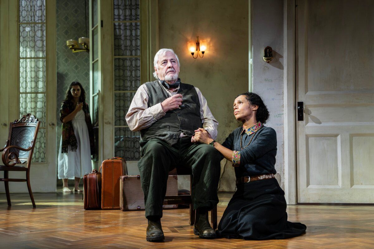 Photos: Kristin Scott Thomas, Stephen Mangan, and More in THE CHERRY ORCHARD — photo 1 of 21