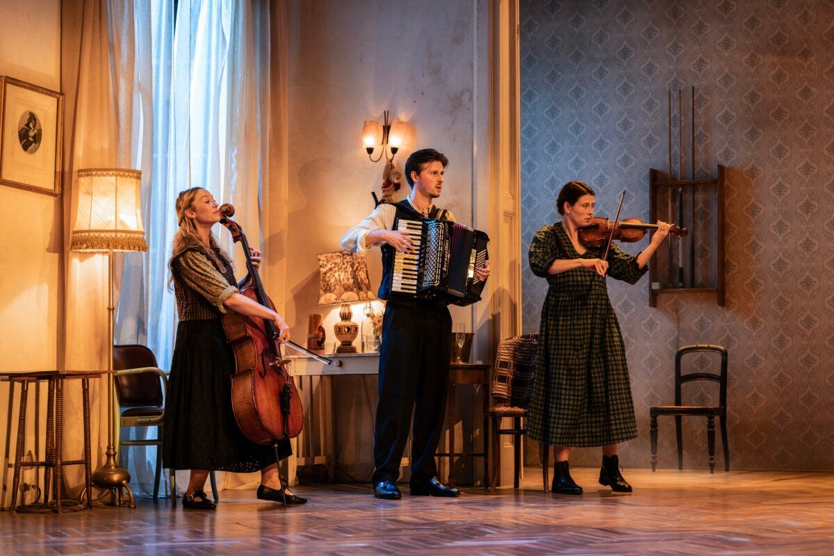 Photos: Kristin Scott Thomas, Stephen Mangan, and More in THE CHERRY ORCHARD — photo 3 of 21