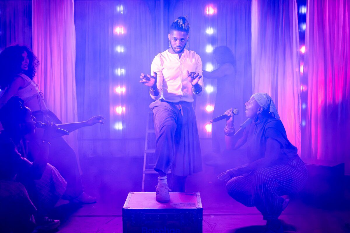 Photos: First Look at National Theatre's BACCHAE Schools Tour — photo 16 of 22