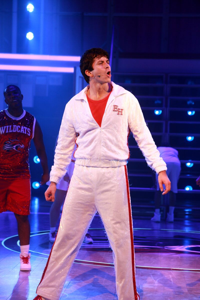 Photos: HIGH SCHOOL MUSICAL Cast Performs Megamix at First Performance at Troubadour Wembley Park Theatre — photo 21 of 24