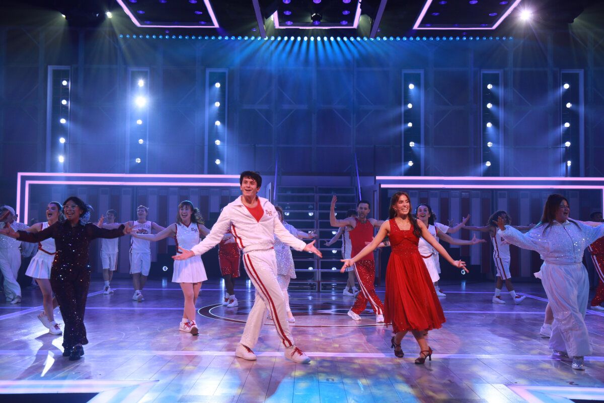 Photos: HIGH SCHOOL MUSICAL Cast Performs Megamix at First Performance at Troubadour Wembley Park Theatre — photo 17 of 24