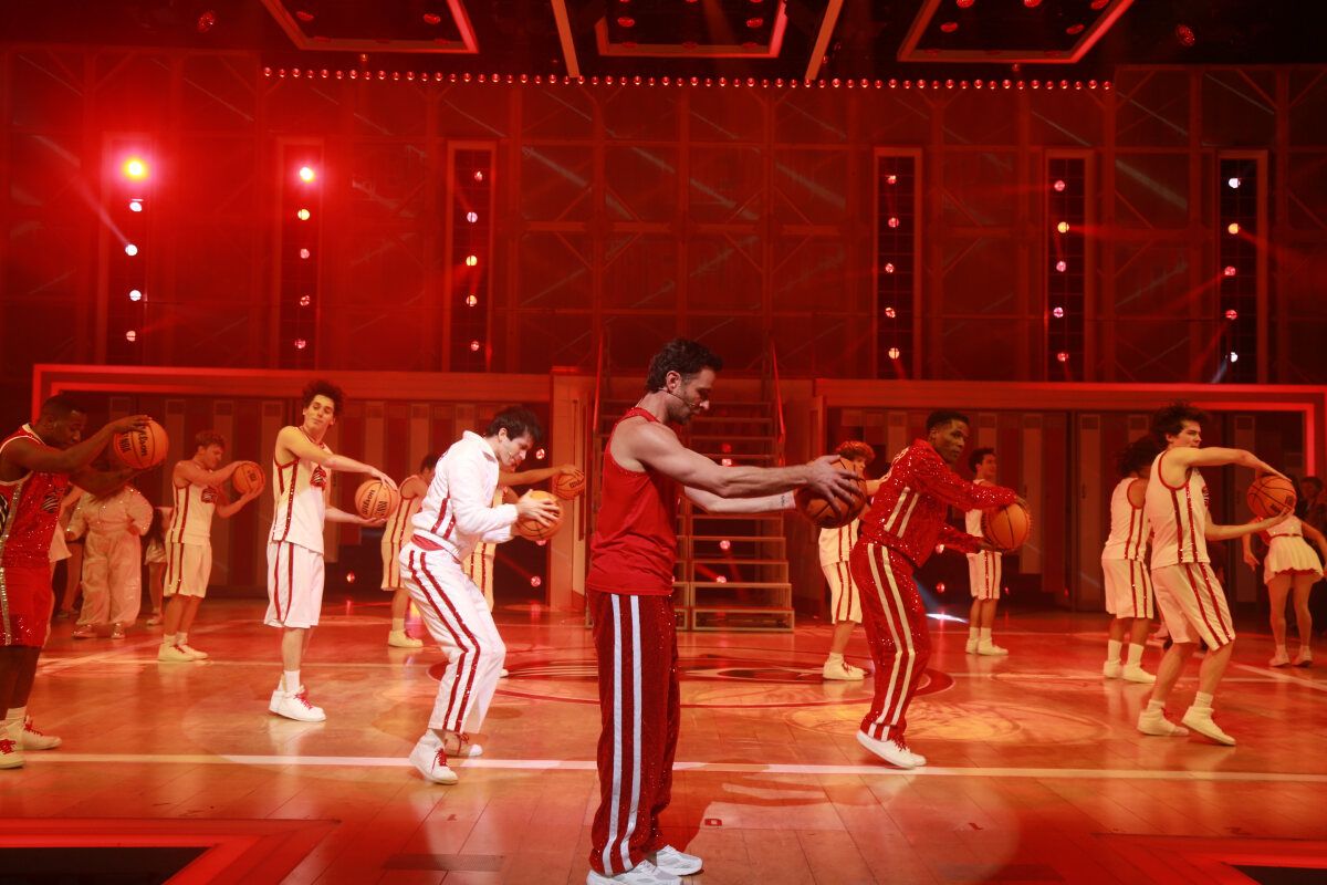 Photos: HIGH SCHOOL MUSICAL Cast Performs Megamix at First Performance at Troubadour Wembley Park Theatre — photo 14 of 24
