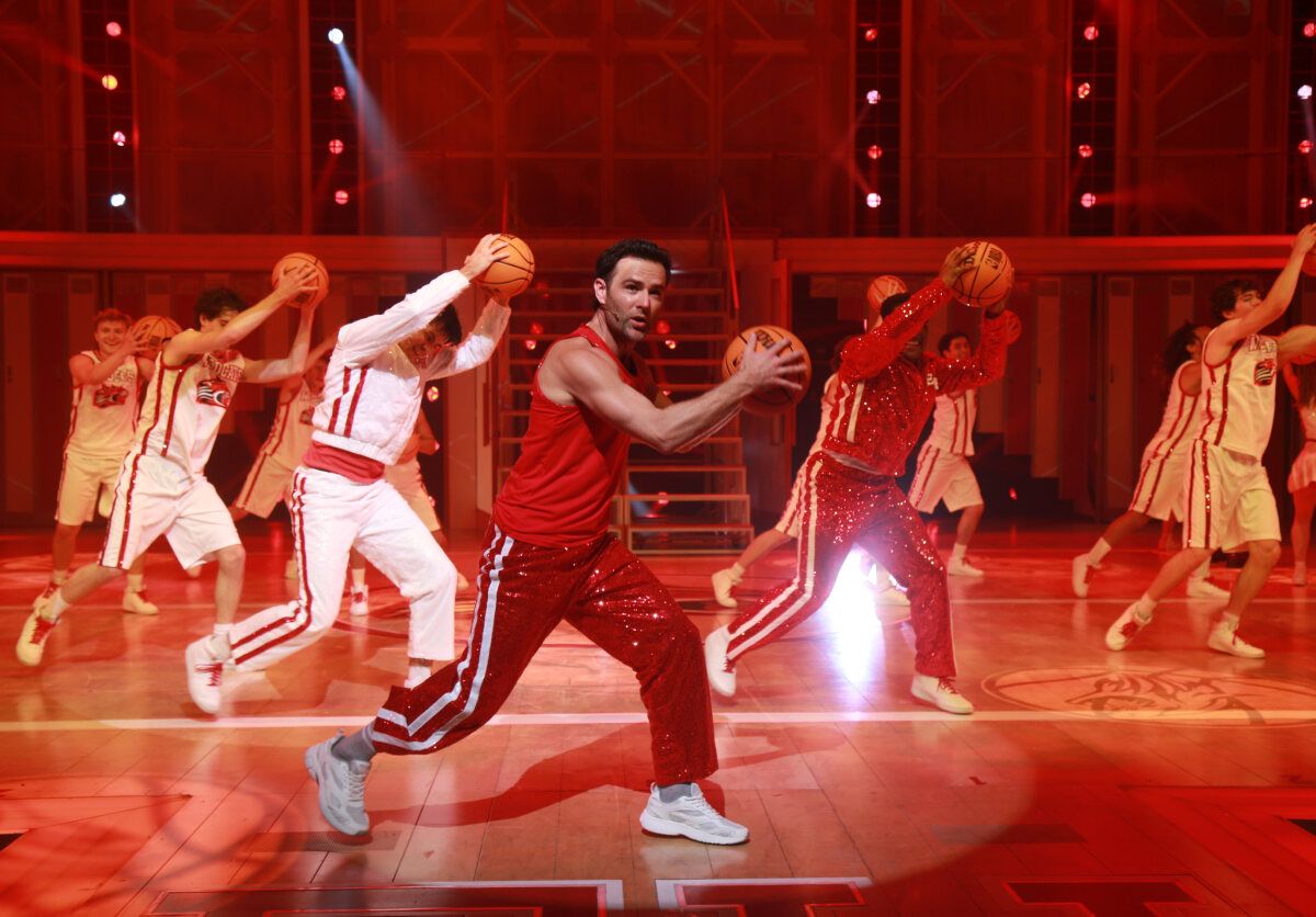 Photos: HIGH SCHOOL MUSICAL Cast Performs Megamix at First Performance at Troubadour Wembley Park Theatre — photo 13 of 24