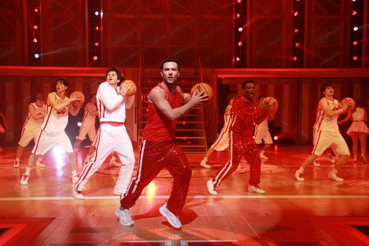 Photos: HIGH SCHOOL MUSICAL Cast Performs Megamix at First Performance at Troubadour Wembley Park Theatre — photo 12 of 24