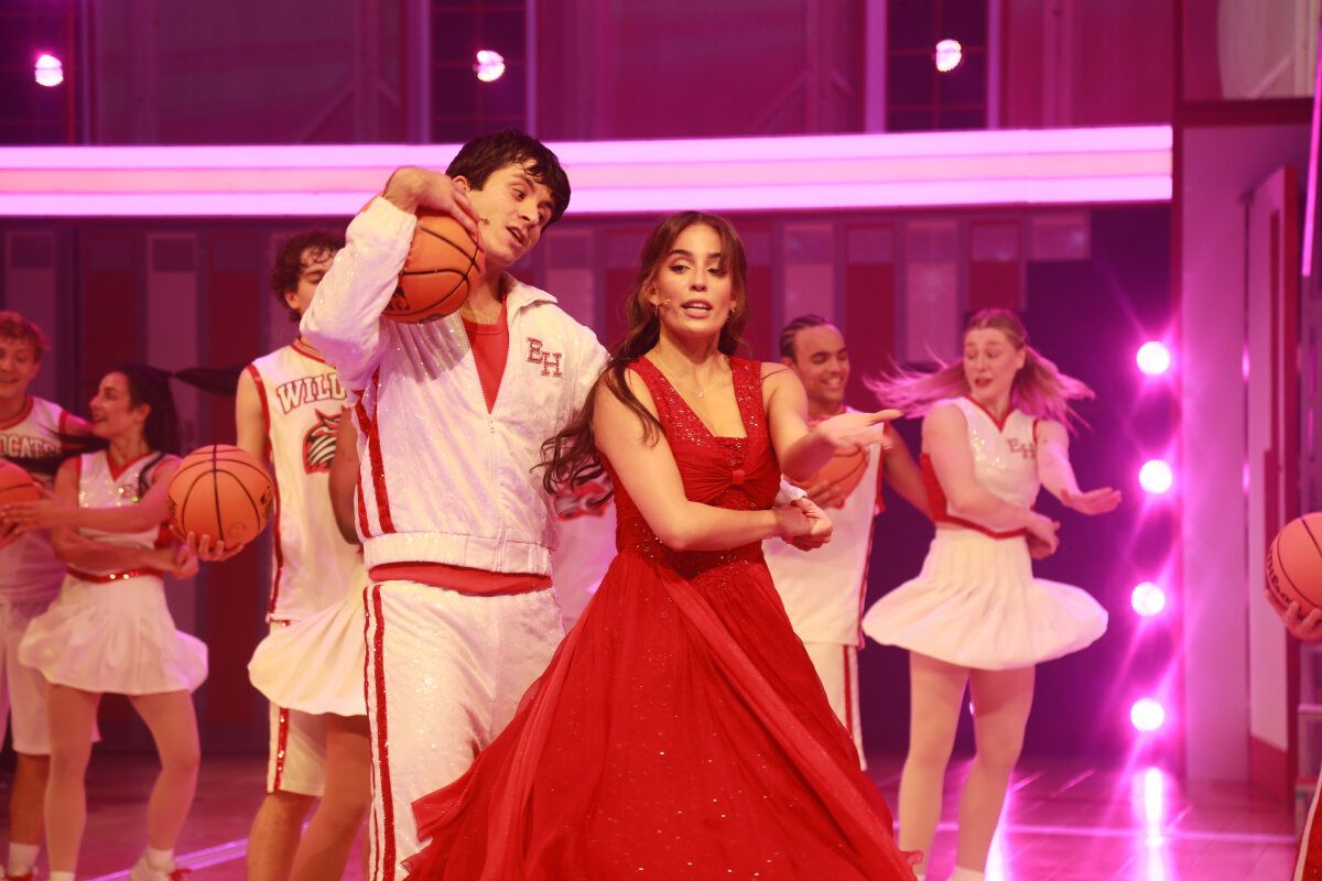 Photos: HIGH SCHOOL MUSICAL Cast Performs Megamix at First Performance at Troubadour Wembley Park Theatre — photo 9 of 24