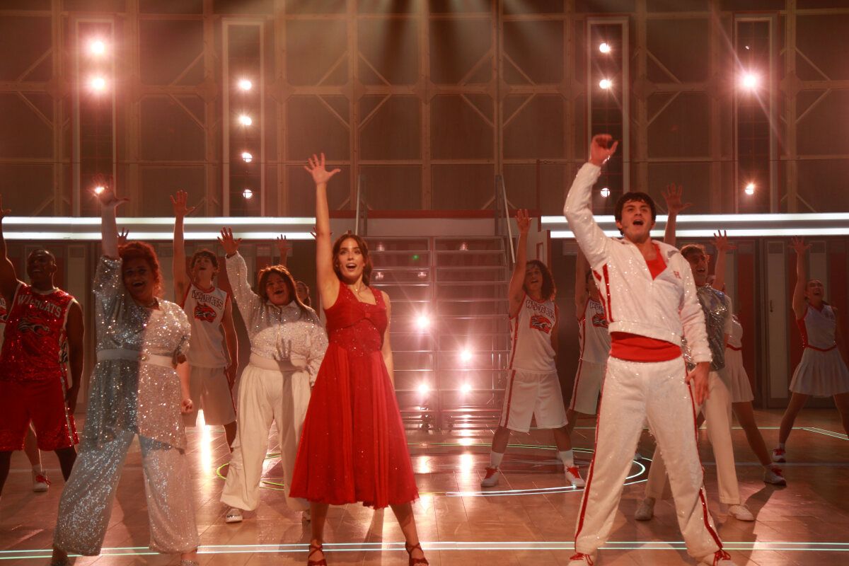 Photos: HIGH SCHOOL MUSICAL Cast Performs Megamix at First Performance at Troubadour Wembley Park Theatre — photo 1 of 24