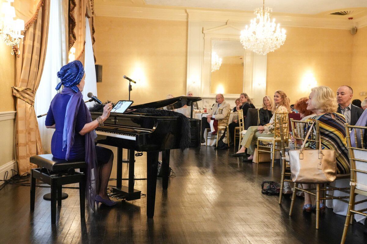 Review: Entertaining 'Voting' at the Dutch Treat Club Image