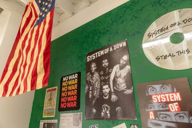 Photos: SYSTEM OF A DOWN to Celebrate TOXICITY 25th Anniversary at LA Gallery — photo 10 of 38