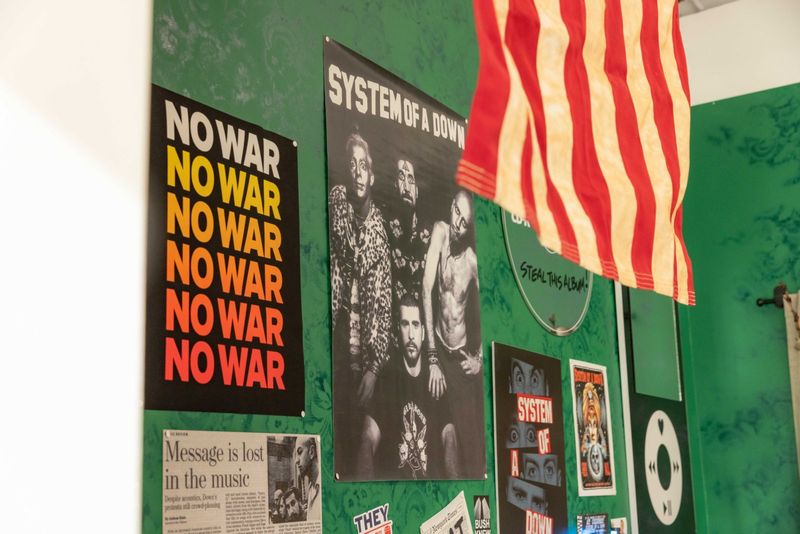 Photos: SYSTEM OF A DOWN to Celebrate TOXICITY 25th Anniversary at LA Gallery — photo 12 of 38