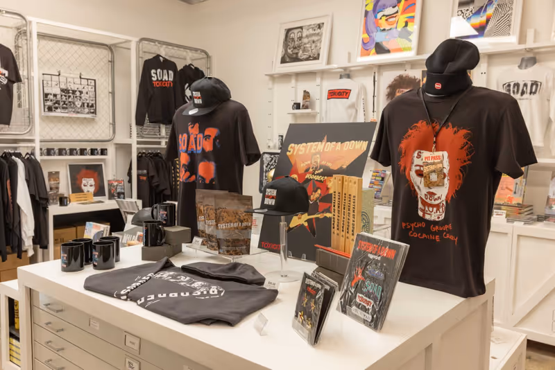 Photos: SYSTEM OF A DOWN to Celebrate TOXICITY 25th Anniversary at LA Gallery — photo 14 of 38