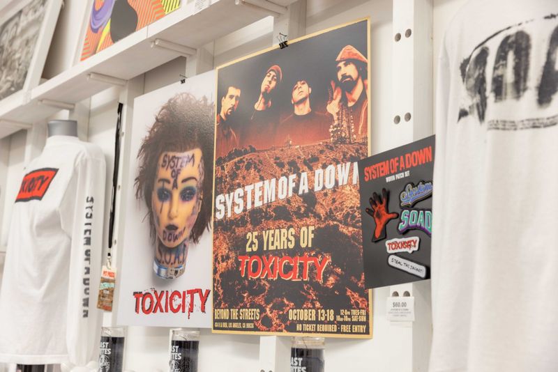 Photos: SYSTEM OF A DOWN to Celebrate TOXICITY 25th Anniversary at LA Gallery — photo 32 of 38