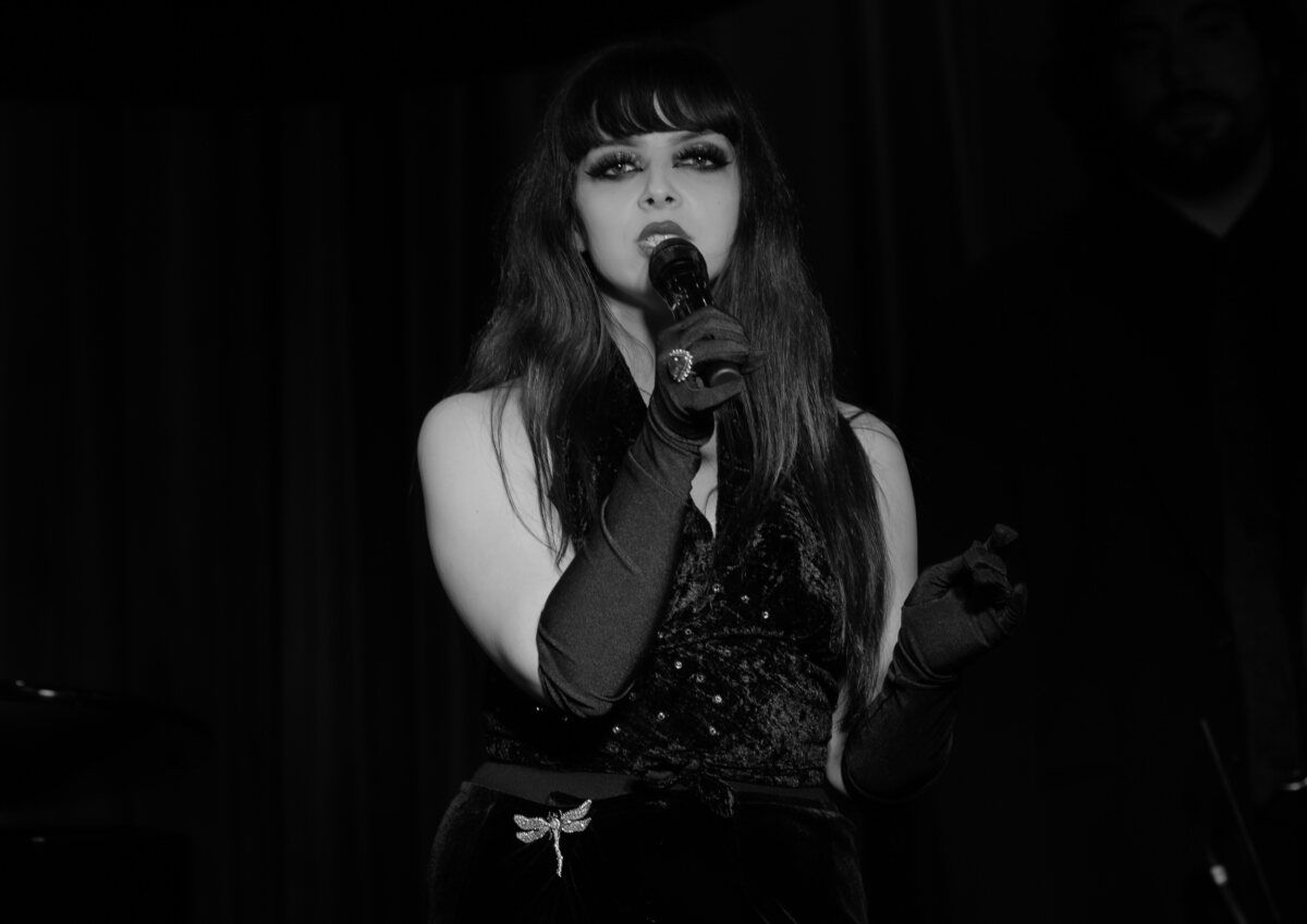 Artemisia LeFay at Photos: Artemisia LeFay Performs IT'S ALL A SWINDLE at The Laurie Beechman Theatre