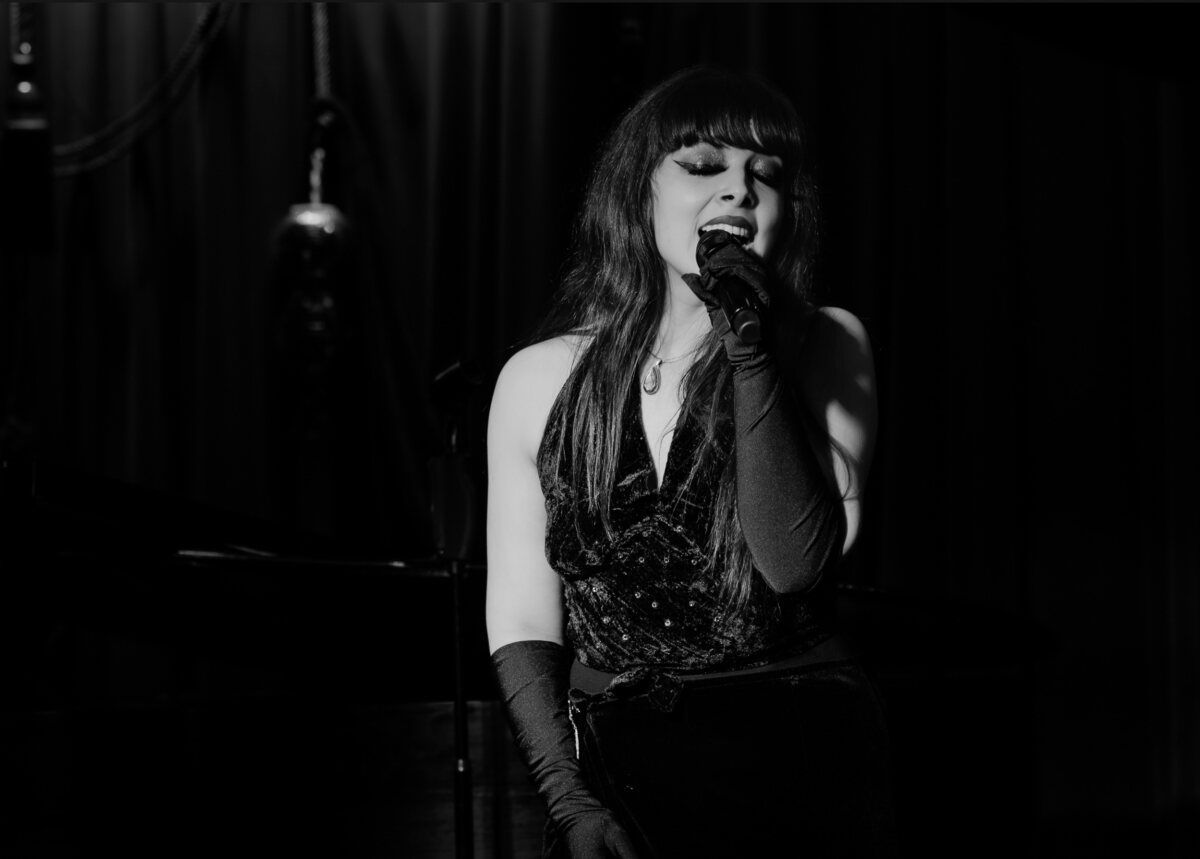 Photos: Artemisia LeFay Performs IT'S ALL A SWINDLE at The Laurie Beechman Theatre — photo 7 of 13