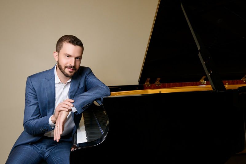 Photos: Evan Mitchell Records 20th Century Piano Works on A LIGHT EXISTS — photo 5 of 6