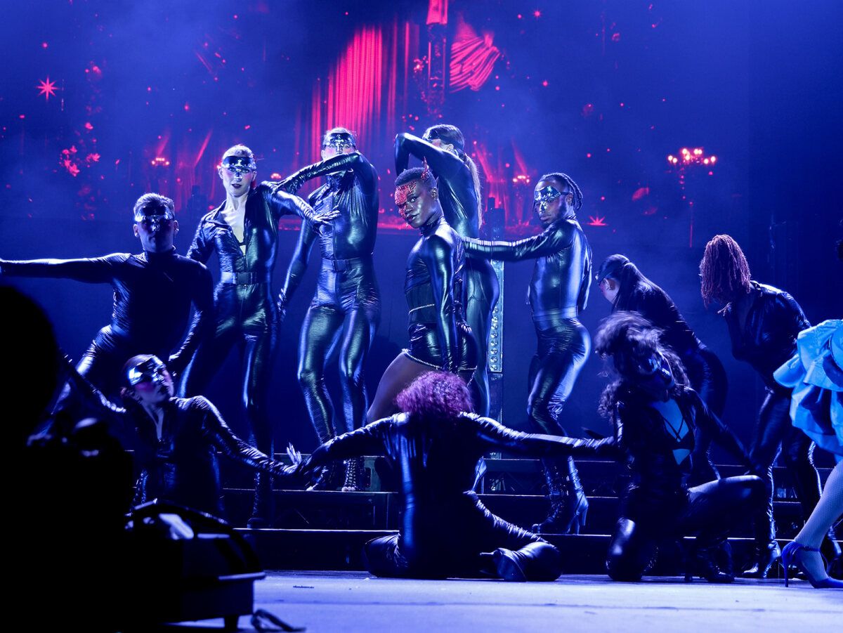 Photos: I PUT A SPELL ON YOU: A SANDERSON SISTER ACT Raises 5,000 — photo 11 of 30