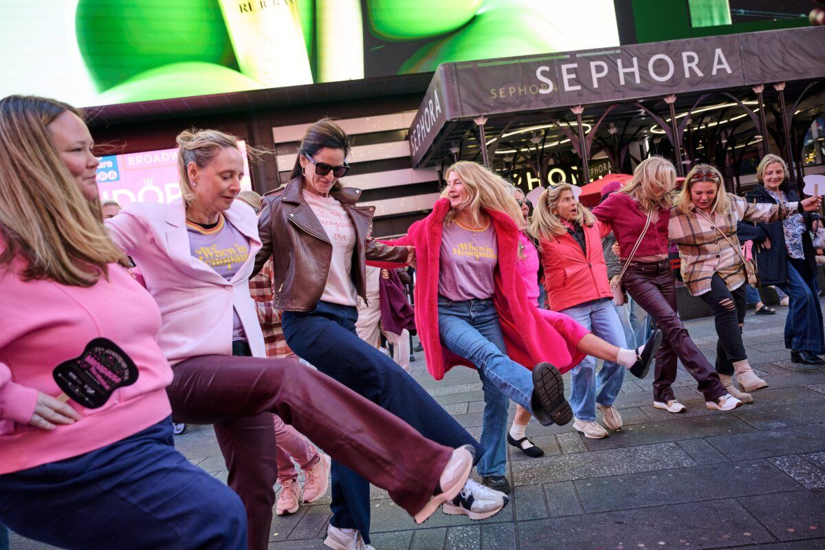 Photos: MENOPAUSE THE MUSICAL Marks 25 Years With Times Square Hot Flash Mob — photo 3 of 18