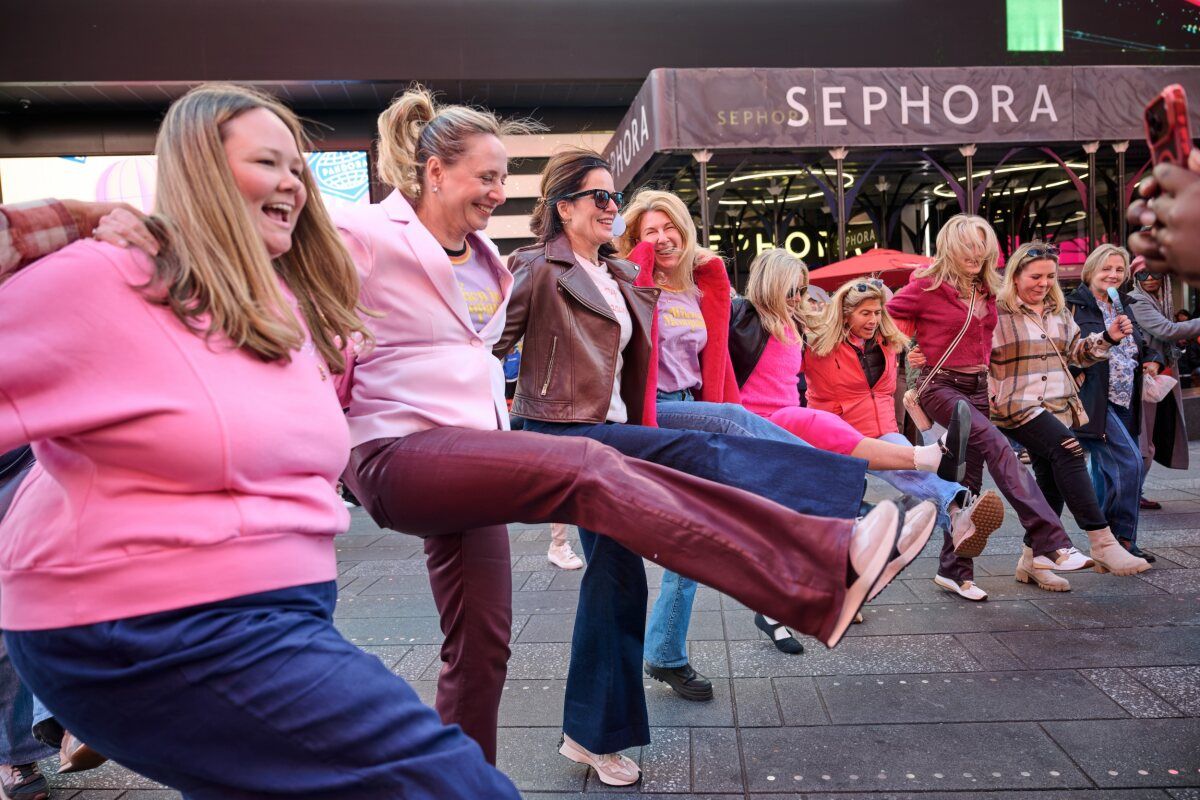 Photos: MENOPAUSE THE MUSICAL Marks 25 Years With Times Square Hot Flash Mob — photo 5 of 18