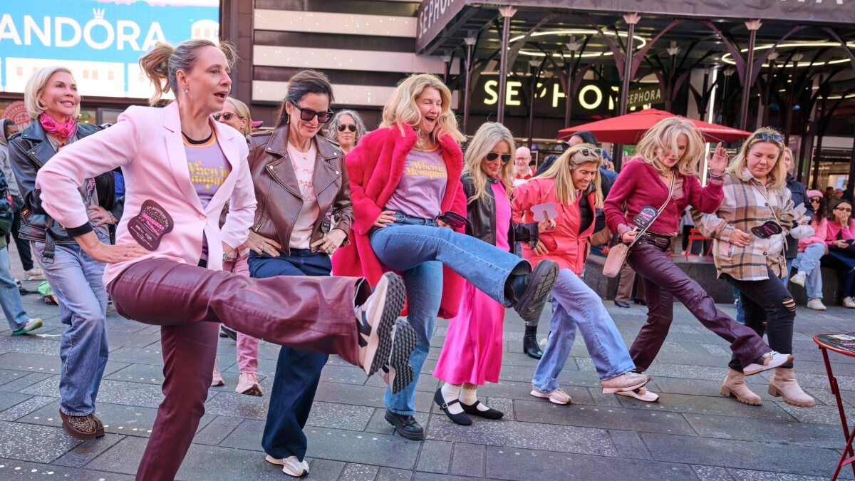 Photos: MENOPAUSE THE MUSICAL Marks 25 Years With Times Square Hot Flash Mob — photo 12 of 18