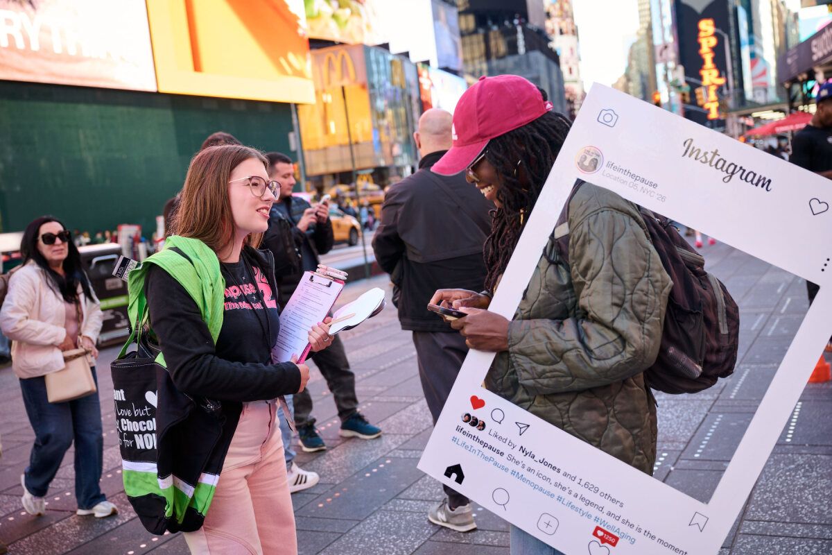 Photos: MENOPAUSE THE MUSICAL Marks 25 Years With Times Square Hot Flash Mob — photo 8 of 18