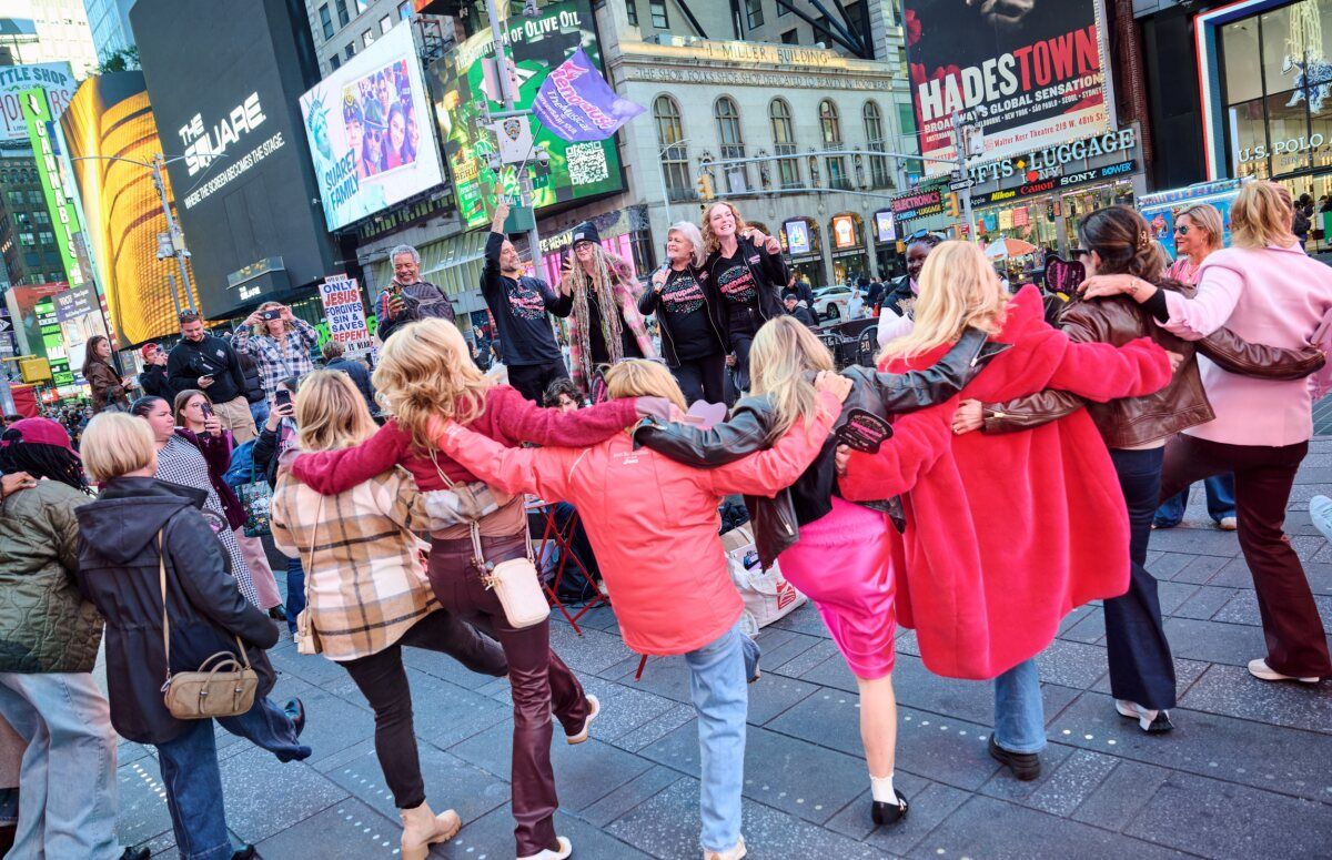 Photos: MENOPAUSE THE MUSICAL Marks 25 Years With Times Square Hot Flash Mob — photo 4 of 18