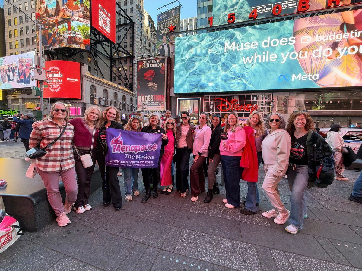 Photos: MENOPAUSE THE MUSICAL Marks 25 Years With Times Square Hot Flash Mob — photo 10 of 18