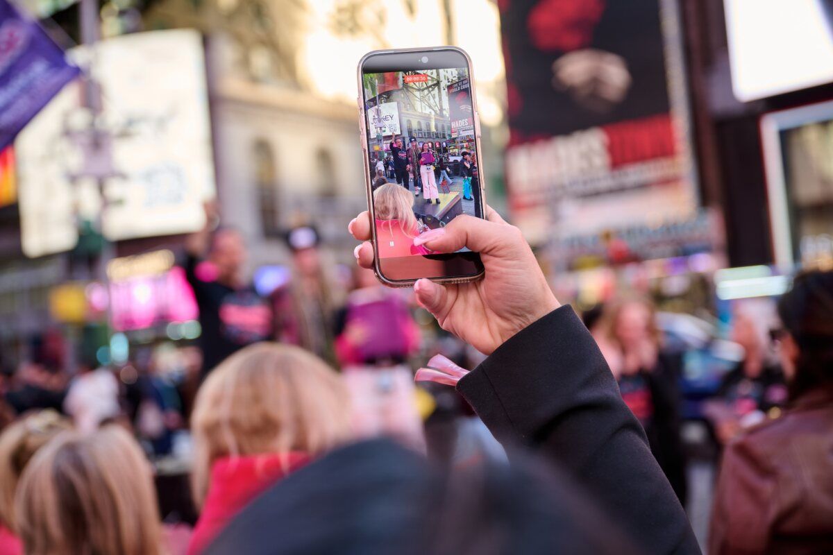 Photos: MENOPAUSE THE MUSICAL Marks 25 Years With Times Square Hot Flash Mob — photo 18 of 18