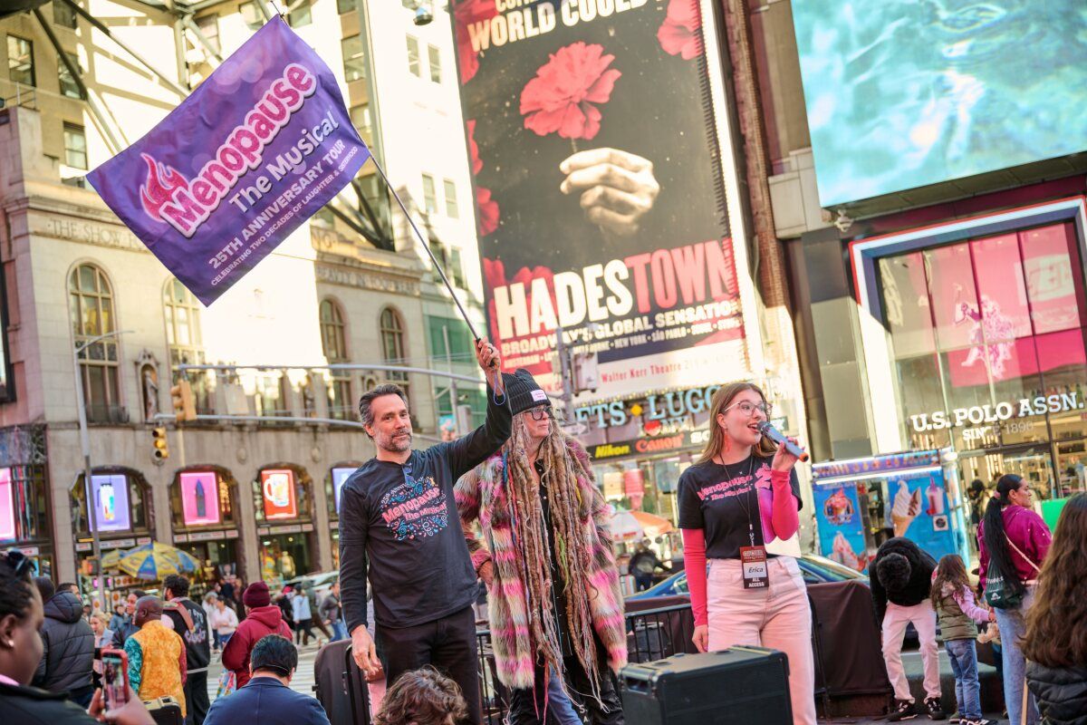 Photos: MENOPAUSE THE MUSICAL Marks 25 Years With Times Square Hot Flash Mob — photo 15 of 18